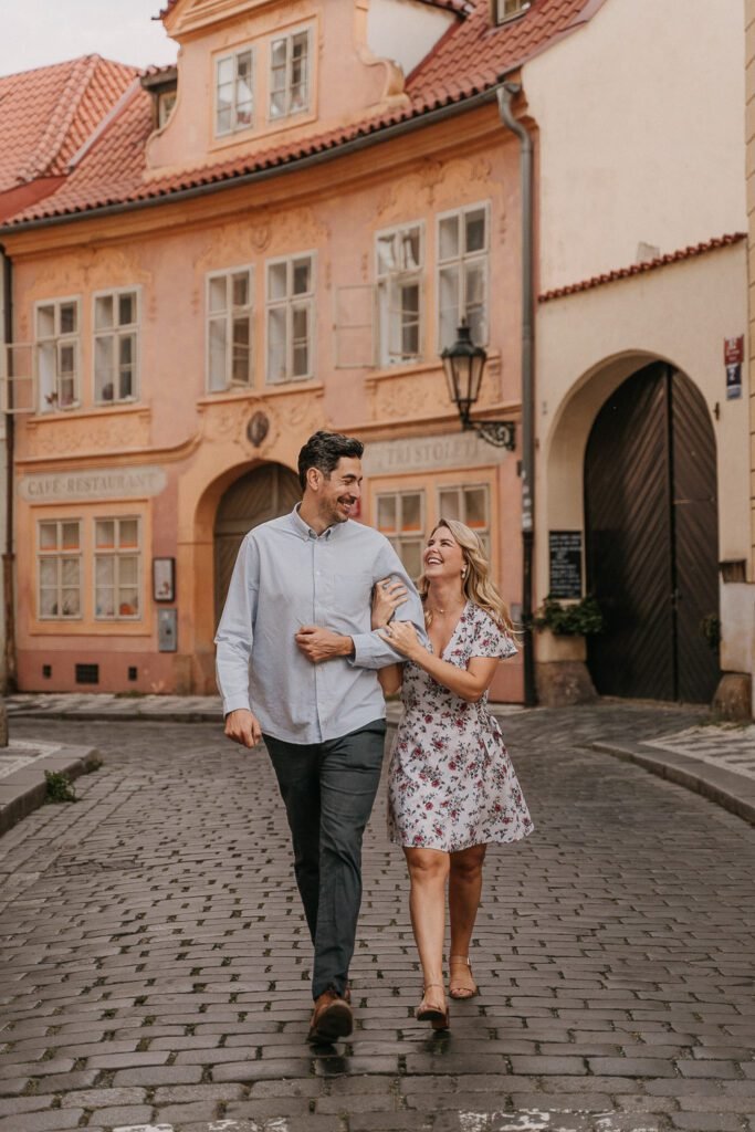 pre weddin shoot in prague, wedding photographer prague, charles bridge, couple photoshoot prague, engagement photoshoot prague