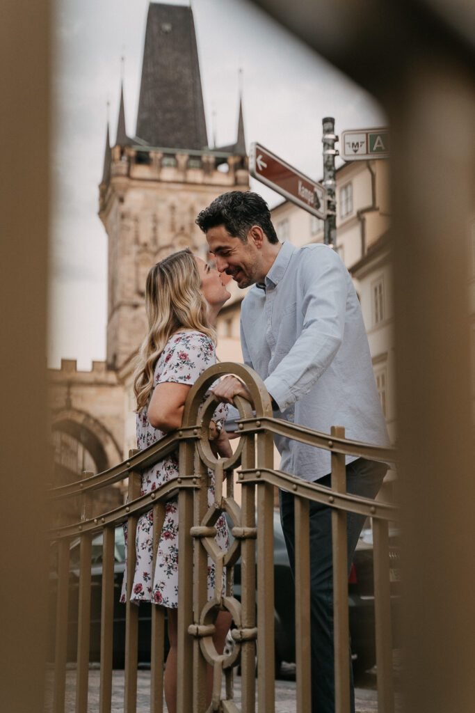 pre weddin shoot in prague, wedding photographer prague, charles bridge, couple photoshoot prague, engagement photoshoot prague