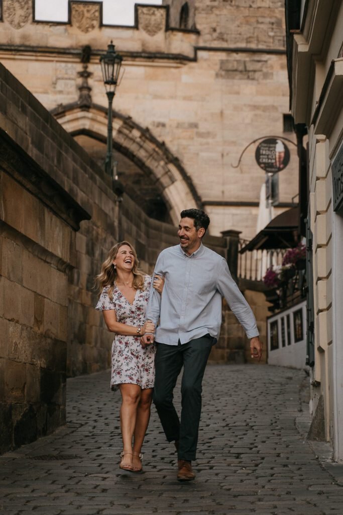 pre weddin shoot in prague, wedding photographer prague, charles bridge, couple photoshoot prague, engagement photoshoot prague