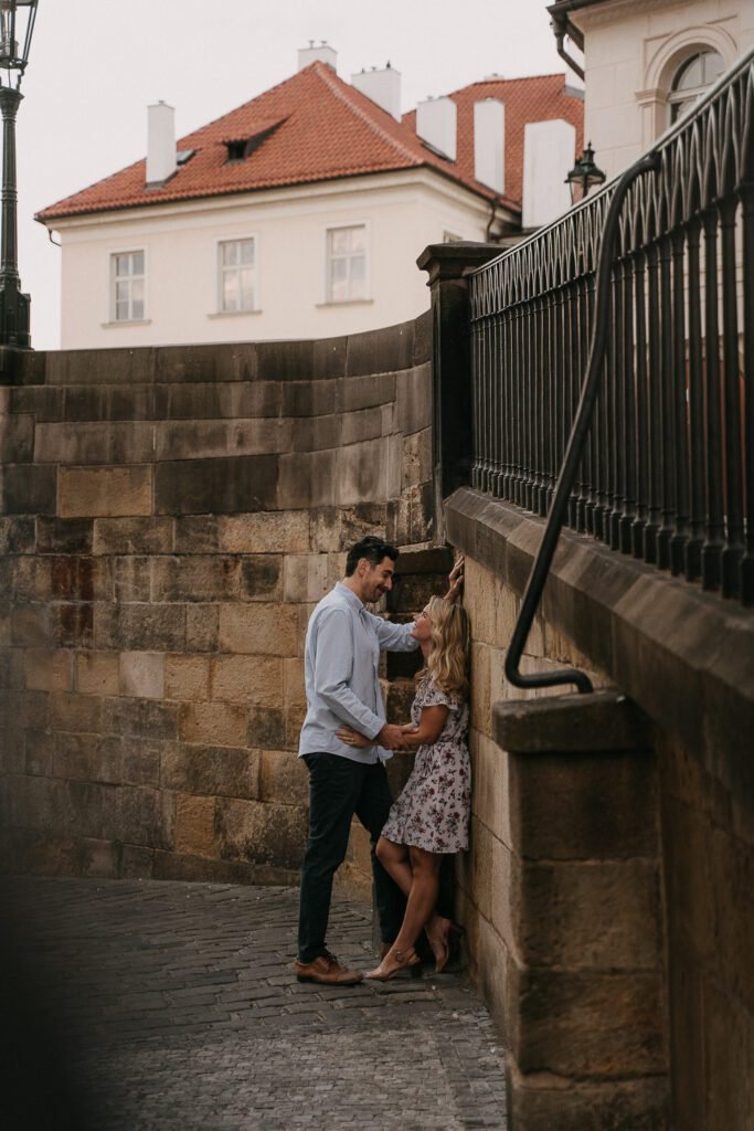pre weddin shoot in prague, wedding photographer prague, charles bridge, couple photoshoot prague, engagement photoshoot prague