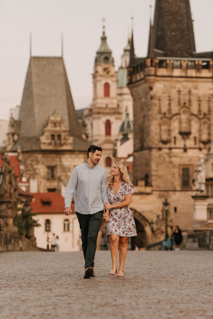 pre weddin shoot in prague, wedding photographer prague, charles bridge, couple photoshoot prague, engagement photoshoot prague
