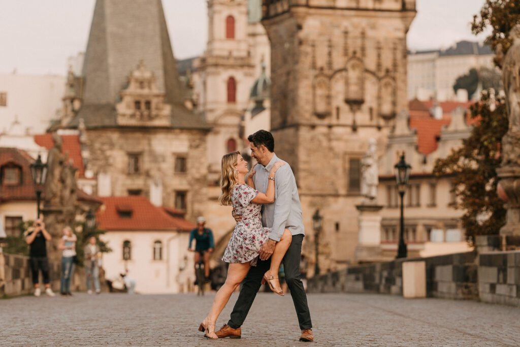 pre weddin shoot in prague, wedding photographer prague, charles bridge, couple photoshoot prague, engagement photoshoot prague