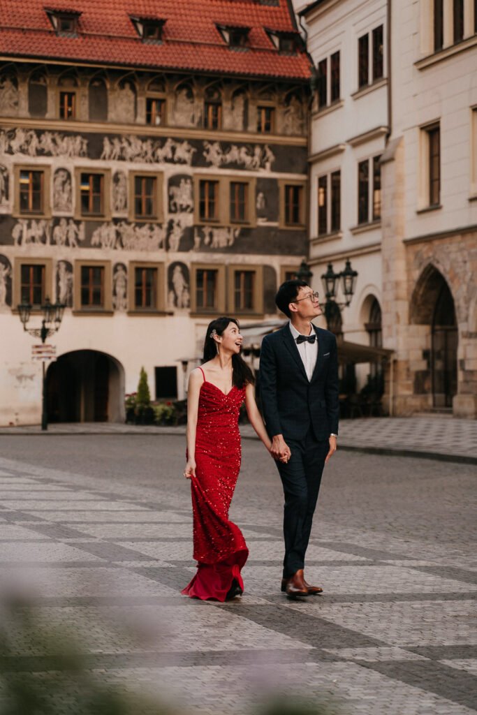 Prewedding photoshoot in prague, engagement photosession, prague photographer, czech photographer, couple photoshoot, old town square, charles bridge