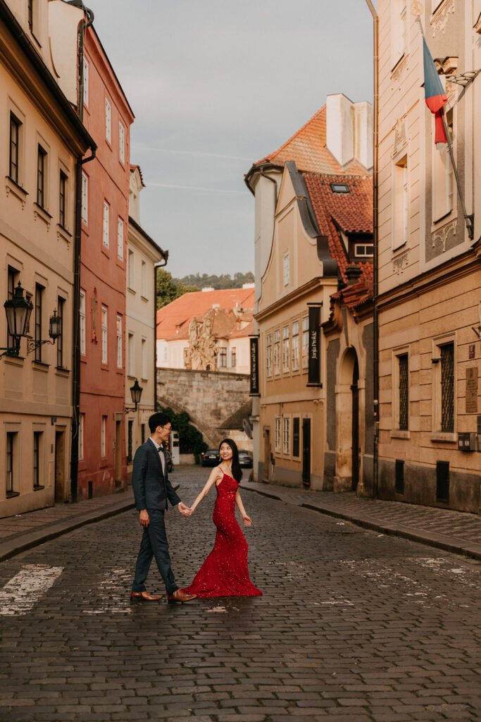 Prewedding photoshoot in prague, engagement photosession, prague photographer, czech photographer, couple photoshoot, old town square, charles bridge