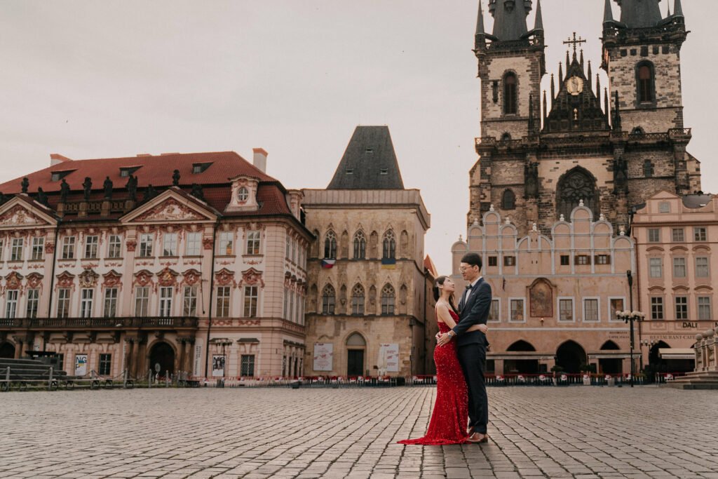 Prewedding photoshoot in prague, engagement photosession, prague photographer, czech photographer, couple photoshoot, old town square, charles bridge
