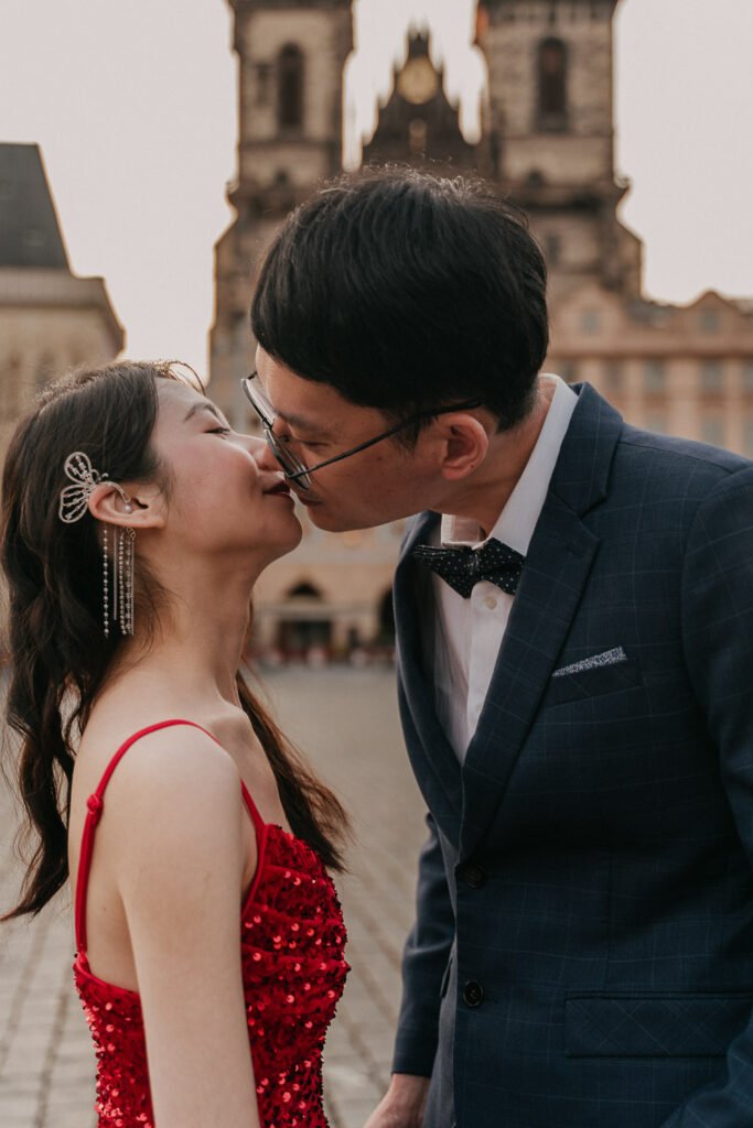 Prewedding photoshoot in prague, engagement photosession, prague photographer, czech photographer, couple photoshoot, old town square, charles bridge
