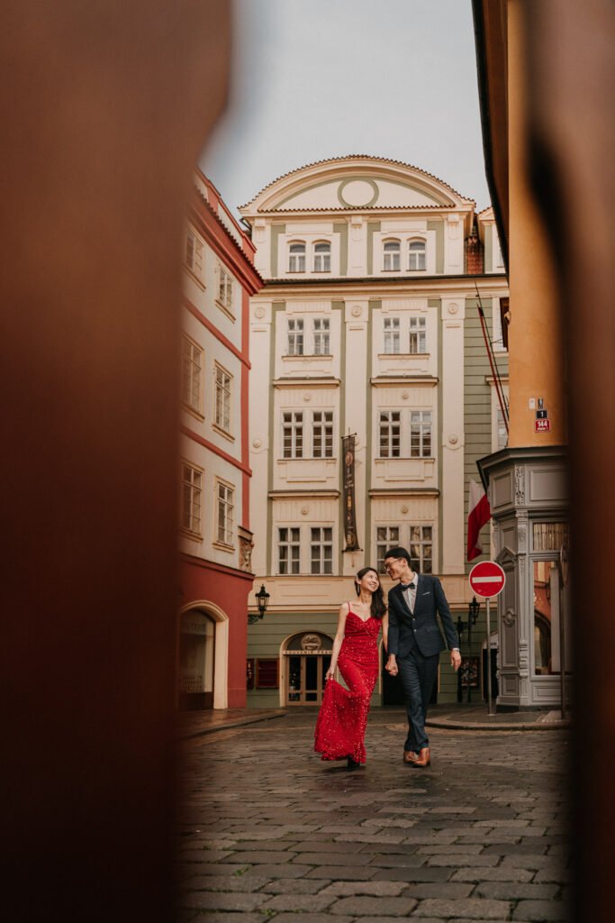Prewedding photoshoot in prague, engagement photosession, prague photographer, czech photographer, couple photoshoot, old town square, charles bridge